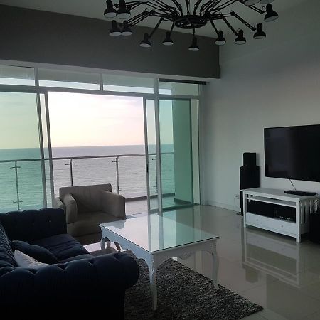 Bay Resort Condominium, 7, Beach-Front Sea View, 6-8 Pax Miri Exterior photo