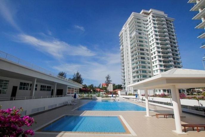 Bay Resort Condominium, 7, Beach-Front Sea View, 6-8 Pax Miri Exterior photo