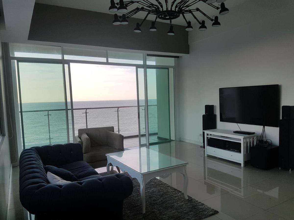 Bay Resort Condominium, 7, Beach-Front Sea View, 6-8 Pax Miri Exterior photo